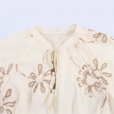 Blusa Elegante con Bordados Florales y Cuello en V - Image 2