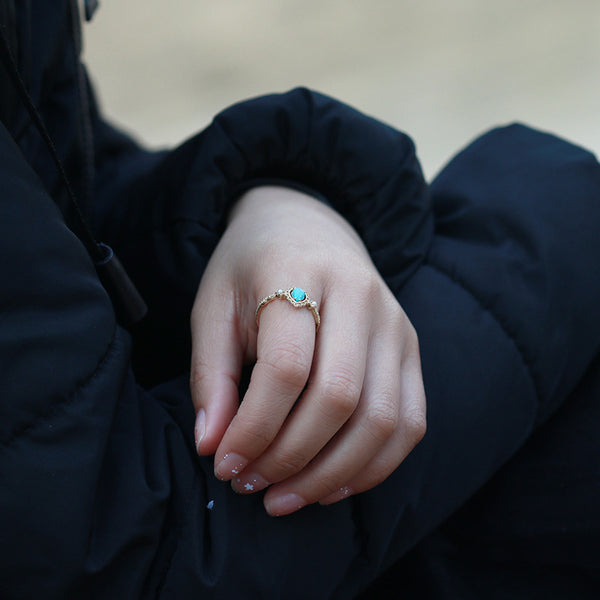 Anillo de Turquesa Natural y Perla con Patrón Calado