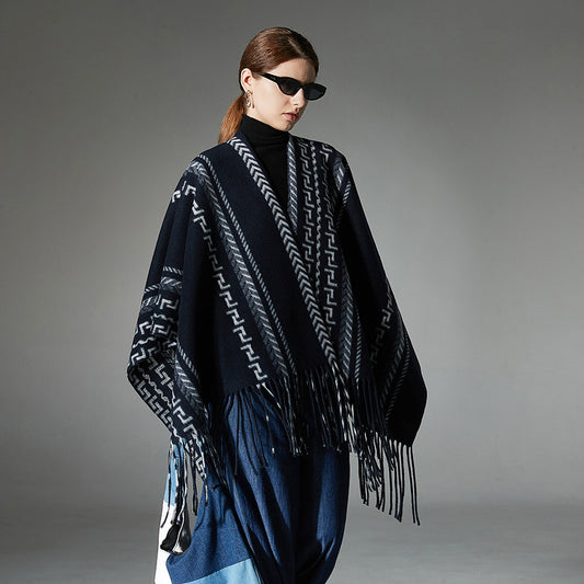 Chal Étnico Azul Marino con Borlas y Tejido Jacquard - Image 2