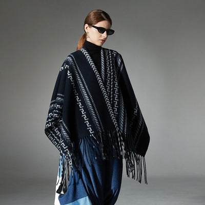 Chal Étnico Azul Marino con Borlas y Tejido Jacquard - Image 2