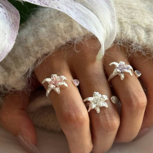 Anillo Ajustable de Plata con Flor Abierta Estilo Chino