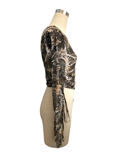 Playera Ajustada con Estampado de Rama y Cordones Laterales - Image 8