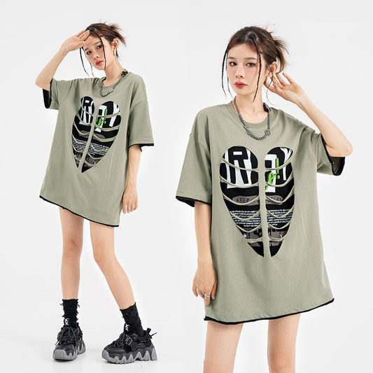 Camiseta Suelta con Detalles Rasgados y Costuras Decorativas