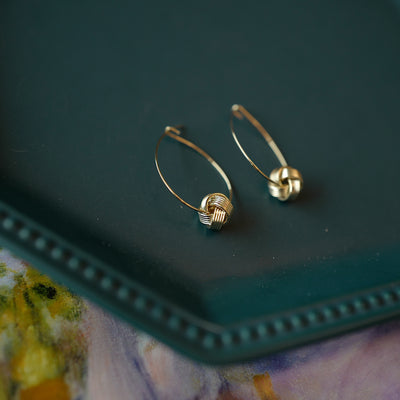 Aretes Elegantes con Nudo Simple y Cierre de Hebilla - Image 7