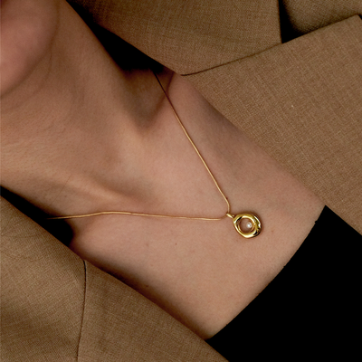 Collar Cadena Hueso de Serpiente Oro con Dije Redondo Irregular para Mujer - Image 5