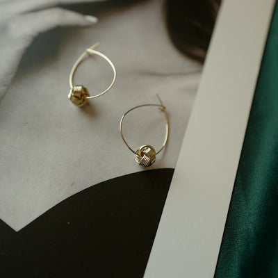 Aretes Elegantes con Nudo Simple y Cierre de Hebilla - Image 12