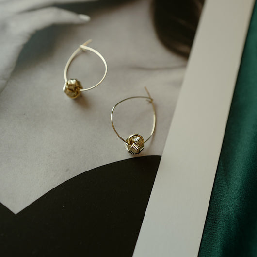 Aretes Elegantes con Nudo Simple y Cierre de Hebilla - Image 12