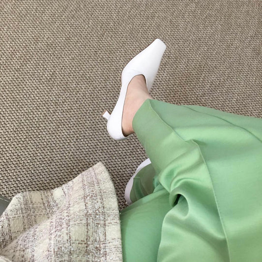 Tacones Altos Cuadrados en Cuero Blanco con Diseño V - Elegancia Temperamental