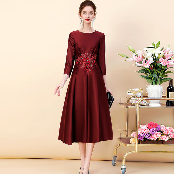 Vestido Slim Fit Elegante con Bordado Delicado