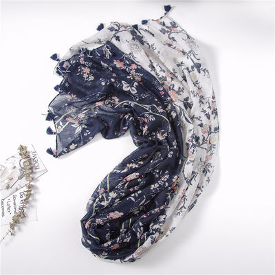 Pañuelo de Seda Artesanal con Estampado Floral Vintage y Flecos - Image 3