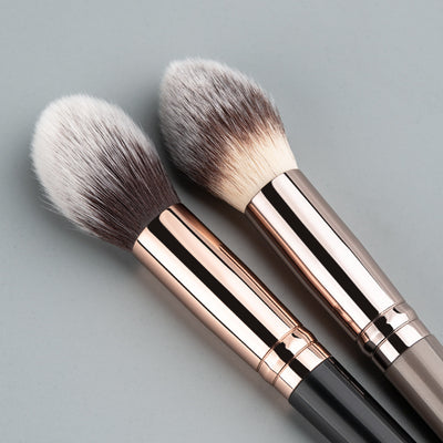 Brocha de Maquillaje de Fibra Sintética con Acabado Alto Brillo - Image 5