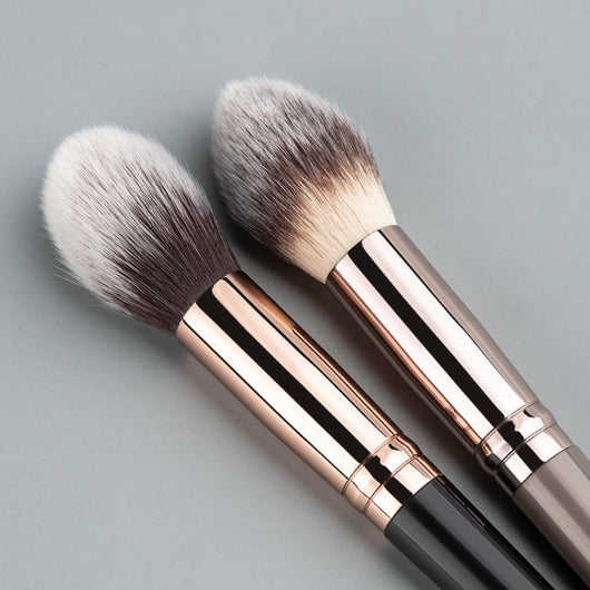 Brocha de Maquillaje de Fibra Sintética con Acabado Alto Brillo - Image 5