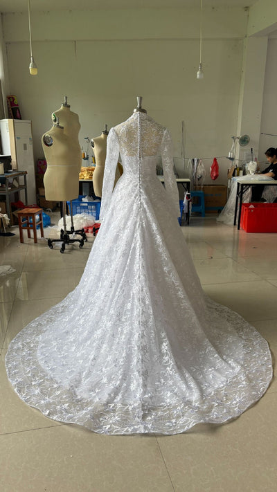 Vestido de Novia Largo con Mangas Bordadas y Cola - Image 11