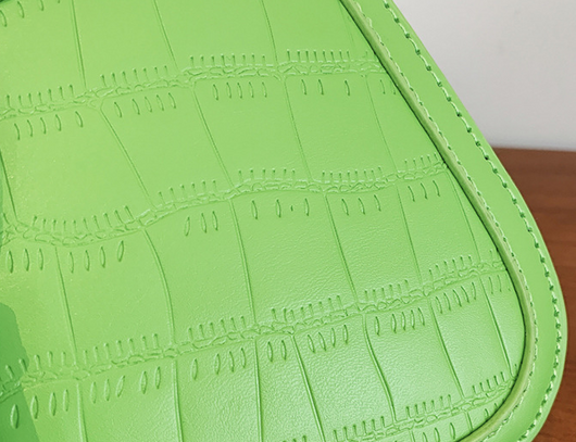 Bolso Bandolera de Textura Premium con Diseño Versátil - Image 7