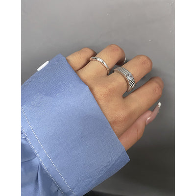 Anillo Escalonado de Lujo Minimalista con Textura Delicada - Image 4