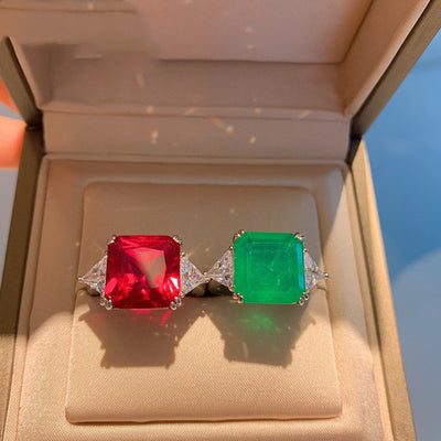 Anillo de Rubí y Esmeralda Sintética con Elegancia Clásica para Mujer
