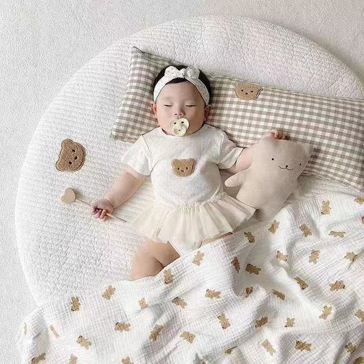 Almohada Protectora Antigolpes para Bebé con Diseño Cuadros y Osito - Image 8