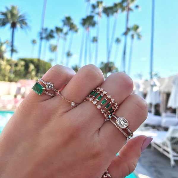 Anillo Hueco Dorado con Esmeralda - Montura Ajustable