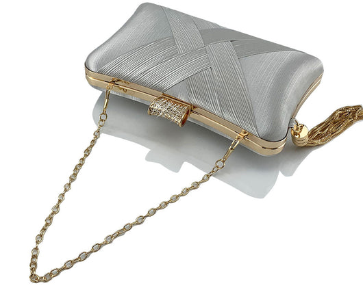 Bolso de Noche Elegante con Cierre Diamante Trenzado y Flecos Metálicos - Image 11