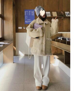 Abrigo de Invierno para Mujer en Lana de Cordero con Detalles de Piel - Image 5