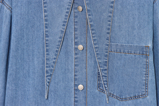 Camisa de Mezclilla con Lazo Decorativo en el Escote - Image 10
