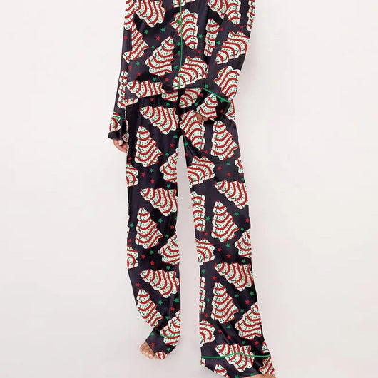 White short-sleeve pajama set with red and green Christmas tree and star print, featuring green piping. - Image 4