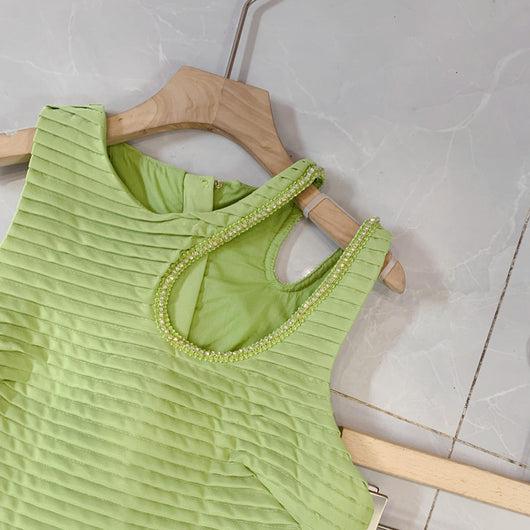 Conjunto Elegante con Chaleco Hueco y Falda Irregular - Image 5