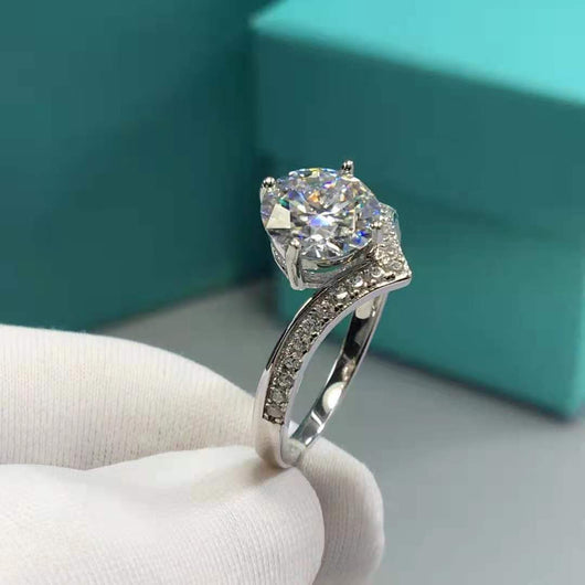 Anillo de Moissanita V con Oro Blanco 18K, Coronas de Cuatro Puntas y Diamantes - Image 8