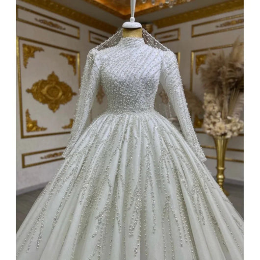 Vestido de Novia con Falda de Tul Voluminosa y Cola Elegante - Image 10