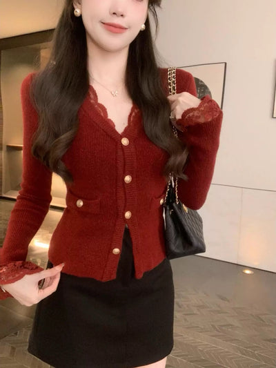 Suéter de Cuello en V con Encaje Elegante y Botones Dorados - Image 18