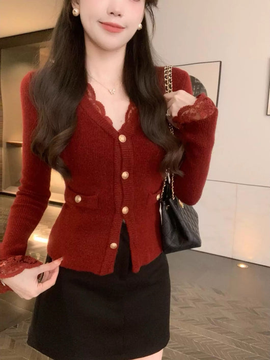 Suéter de Cuello en V con Encaje Elegante y Botones Dorados - Image 18