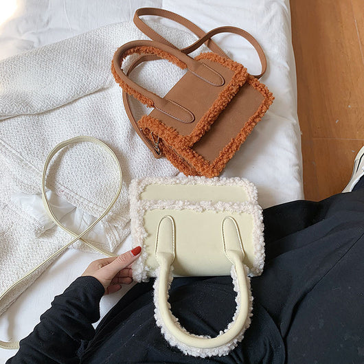 Bolso Bandolera de Peluche con Costura de Piel - Diseño Asimétrico