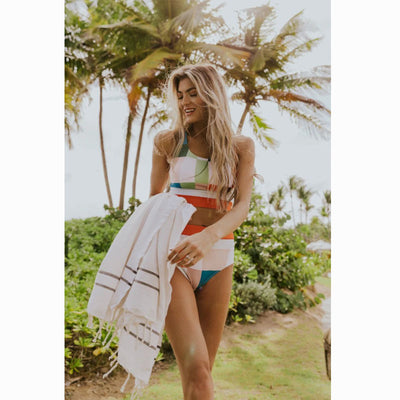 Bikini Dos Piezas con Shorts de Cintura Alta y Escote Ombliguero - Image 4