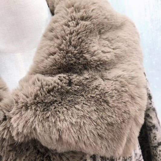 Poncho Tejido para Mujer Talla Grande con Cuello de Pelaje y Flecos - Image 2