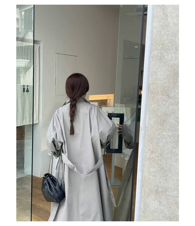 Gabardina Larga de Cuello Alto con Diseño Versátil y Elegancia Contemporánea - Image 21