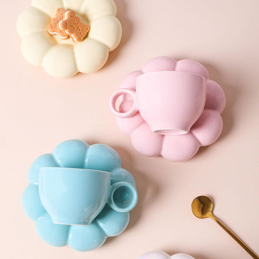 Taza de Desayuno con Plato de Cerámica Floral y Colores Vibrantes