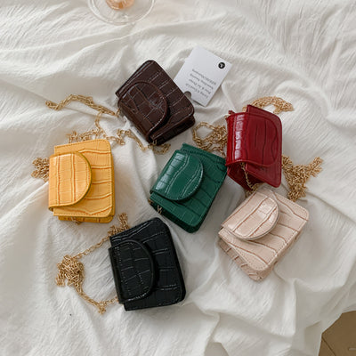 Bolsa Bandolera de Cuero Texturizado con Cadena Versátil - Image 8