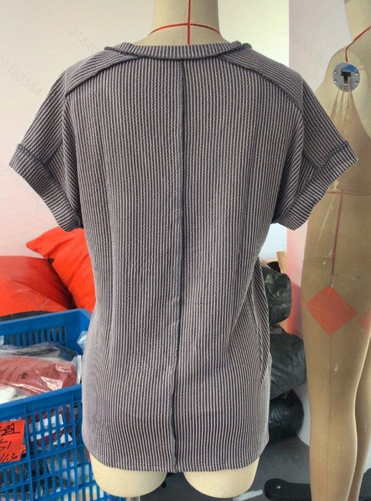 Blusa Deportiva Bicolor con Cuello V y Efecto Twist - Image 22