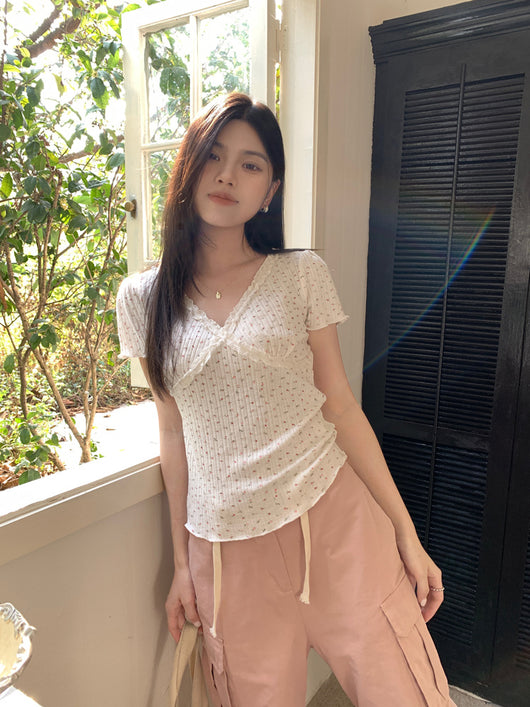 Blusa Crop Top Ajustada con Encaje y Cuello en V - Image 9