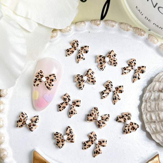 Accesorios de Uñas con Moño Leopardo Maillard