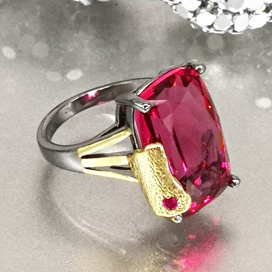 Anillo de Piedra Roja con Dos Tonos Dorado y Negro - Image 8