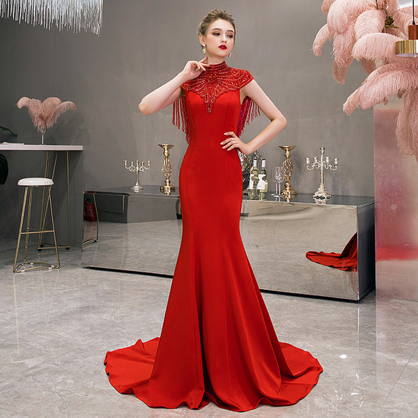 Vestido de Gala Presidencial con Detalle de Cola