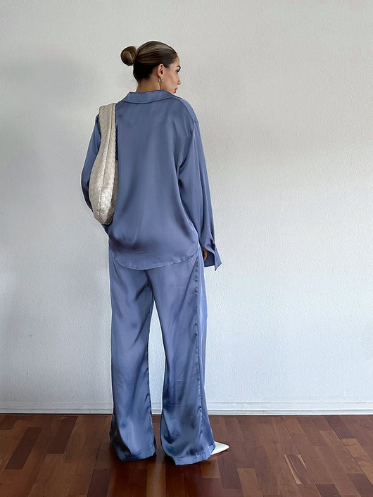 Conjunto Elegante de Satén: Blusa Manga Larga y Pantalón Talle Alto - Image 10