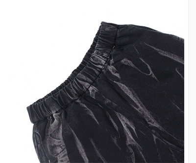 Shorts de Mezclilla Oscura con Estampado Tie-Dye y Bordes Deshilachados - Image 8