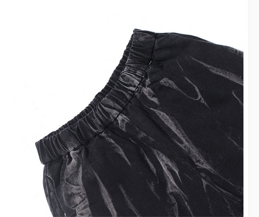Shorts de Mezclilla Oscura con Estampado Tie-Dye y Bordes Deshilachados - Image 8