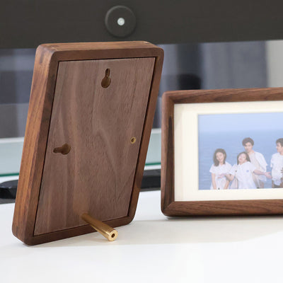 Marco de Fotos de Madera de Nogal Macizo con Diseño Premium - Image 2