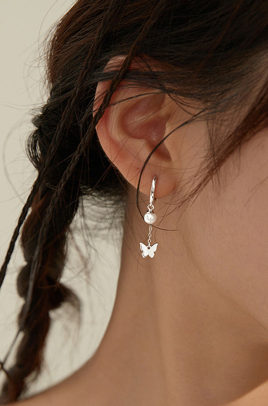 Aretes Mariposa con Perla y Borla Corta - Image 3