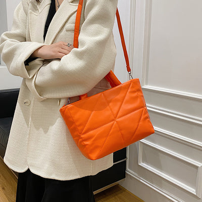 Bolso Mensajero Acolchado de Algodón con Diseño Asimétrico para Mujer - Image 15