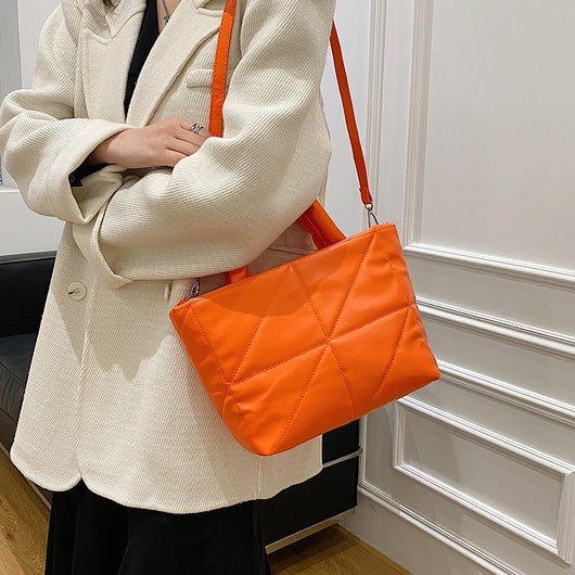 Bolso Mensajero Acolchado de Algodón con Diseño Asimétrico para Mujer - Image 15