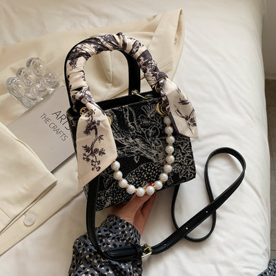 Bolso Diagonal Elegante con Perla y Diseño Asimétrico - Image 7